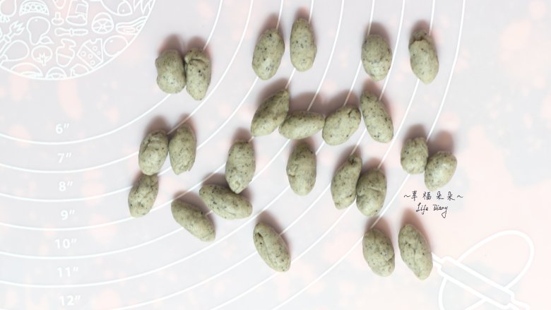 可爱的龙猫面包,取一个面团分割成24份,分别搓成椭圆柱形,以做龙猫的耳朵