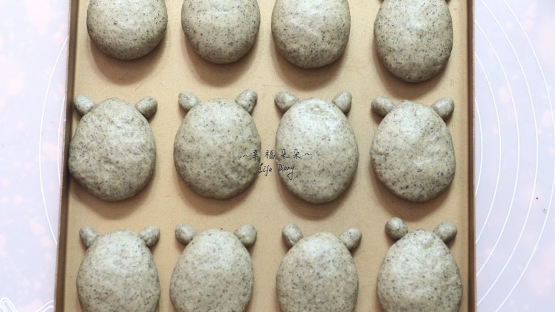 可爱的龙猫面包,12份全部做好后,摆入烤盘(28cm×28cm),放在温暖湿润的环境中进行二次发酵45分钟左右