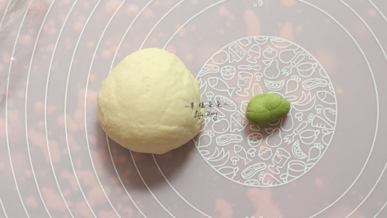 可爱的龙猫面包,龙猫面团二发期间来处理欧克皮,取一小块欧克皮面团加入少许抹茶粉,揉成绿色面团,抹茶粉揉入太干的话可以加少许水