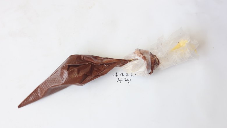 可爱的龙猫面包,可可液装入裱花袋,用来装饰龙猫的表情和肚子上的花纹