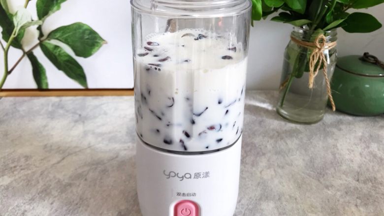 水果燕麦牛奶黑玉米糊,加入200—250g纯牛奶,(用脱脂牛奶更健康哦),至于为什么是200—250g呢?很简单,如果你喜欢稠一点的就加少一点,如果你喜欢稀一点的就加多一点,完全可以根据你个人喜好来用量,我今天加了220g,个人感觉正好~
所以,请按照你的个人口味喜好自行增或减牛奶用量~
这里要注意的是,食材不要放太满,以免影响榨汁机搅拌,八分满就可以了~