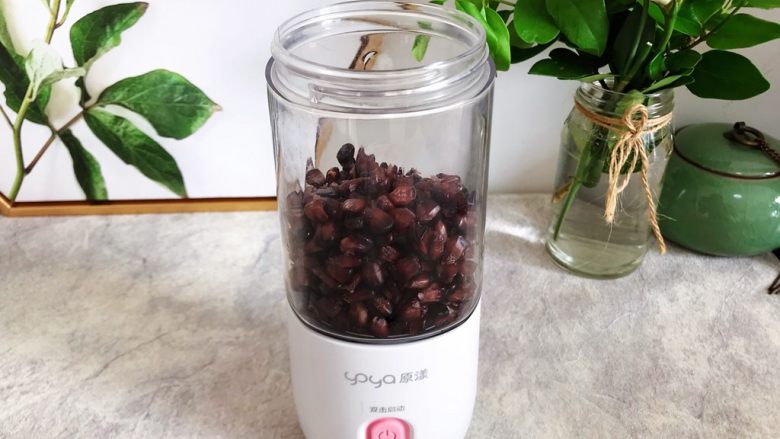 水果燕麦牛奶黑玉米糊,将玉米粒放入榨汁机内,原漾的杯体采用的是欧盟指定婴幼儿用品材质,完全可以安心使用~另外就是,如果你没有黑玉米,可以选用其他品种的玉米,但是一定记得要事先煮熟哦~