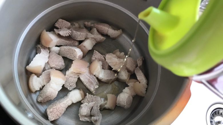 腐皮红烧肉(懒人版),加适量料酒