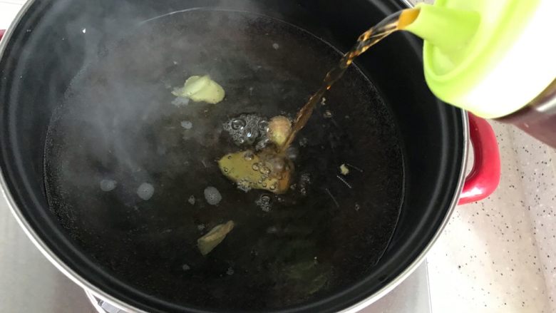 腐皮红烧肉(懒人版),待水开后放入一半的生姜片并且加适量料酒