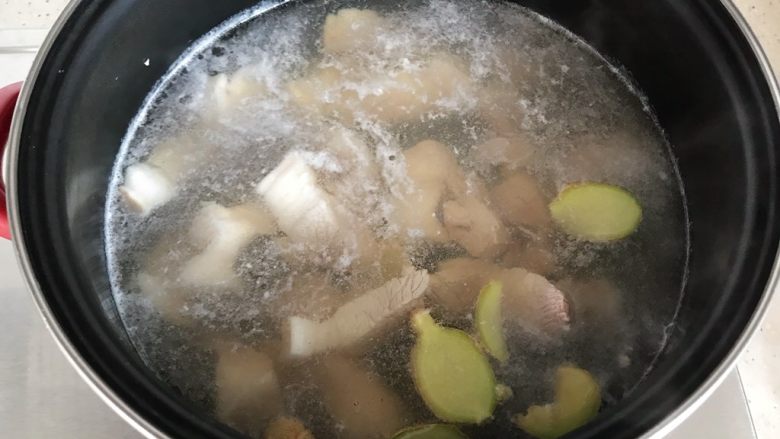 腐皮红烧肉(懒人版),放入五花肉煮3.4分钟