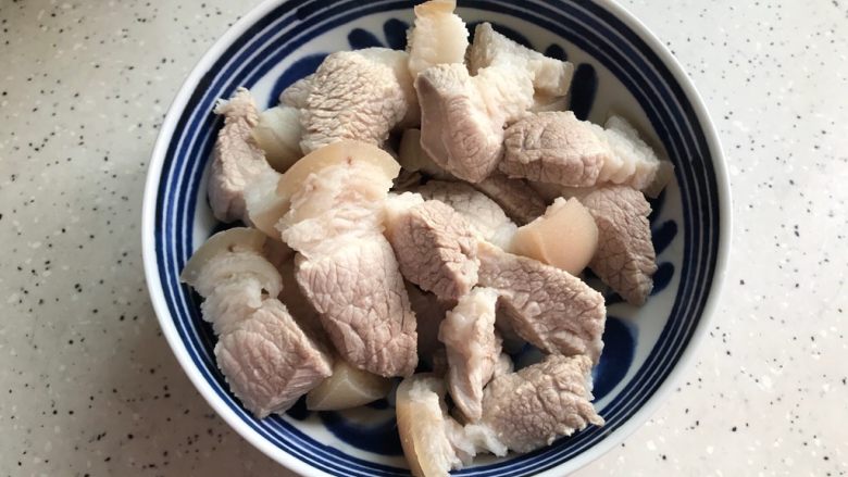 腐皮红烧肉(懒人版),洗干净之后控干水分