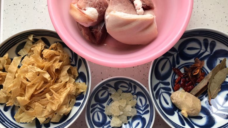 腐皮红烧肉(懒人版),首先我们准备好所有食材