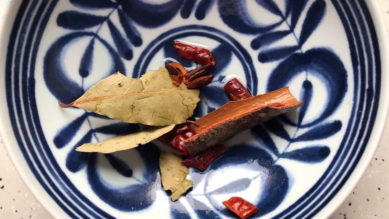 腐皮红烧肉(懒人版),大料稍微冲洗一下