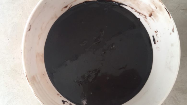 巧克力杯子蛋糕,之后将甘纳许降温,装入容器内,盖保鲜膜冰箱冷藏备用