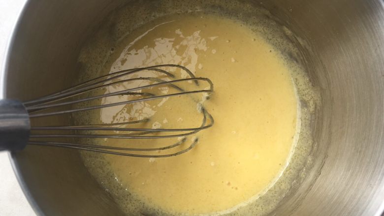 巧克力杯子蛋糕,用蛋抽快速搅拌均匀,至蛋黄颜色变浅
