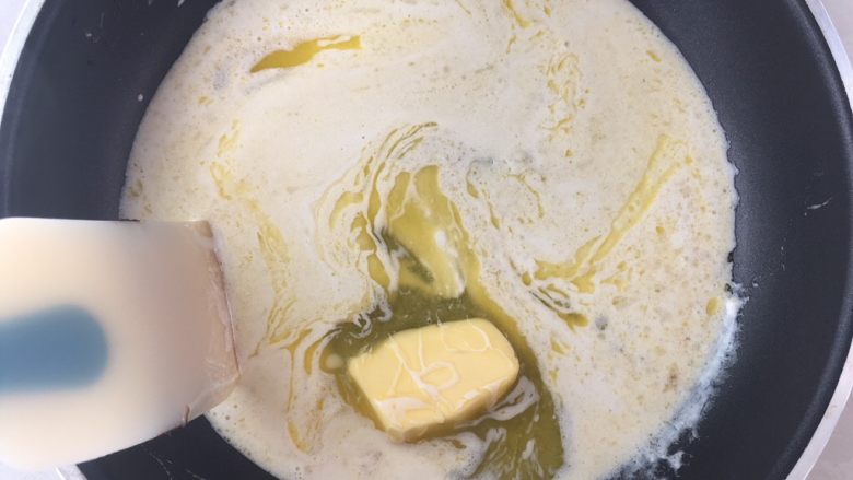 巧克力杯子蛋糕,冷藏甘纳许的时候来做蛋糕,锅内加入淡奶油跟黄油,小火加热至黄油融化