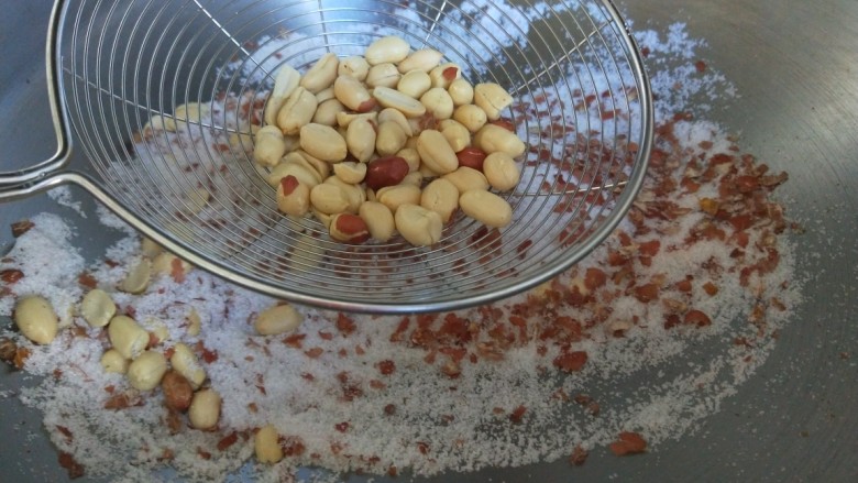 新文美食 盐炒花生米,用漏勺漏去皮