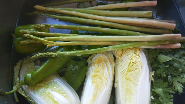 新文美食 砂锅豆腐娃娃菜,买回来的菜都会打农药的,以防万一,每次我都会用清水加入适量盐泡半小时,在用水清洗。
