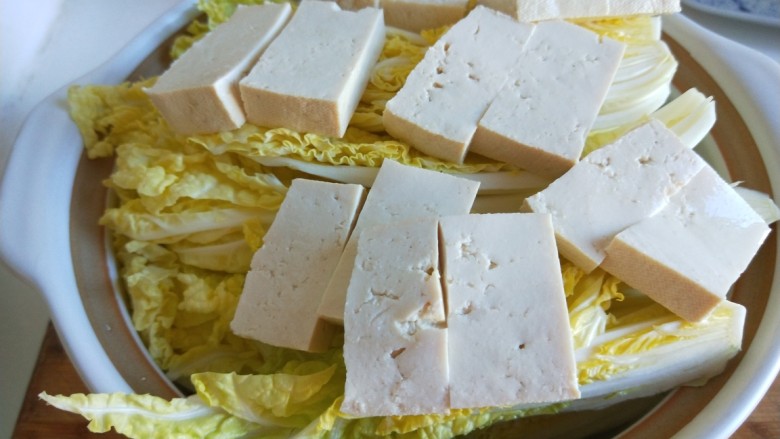 新文美食 砂锅豆腐娃娃菜,在加入半块<a style='color:red;display:inline-block;' href='/shicai/ 465'>豆腐</a>。