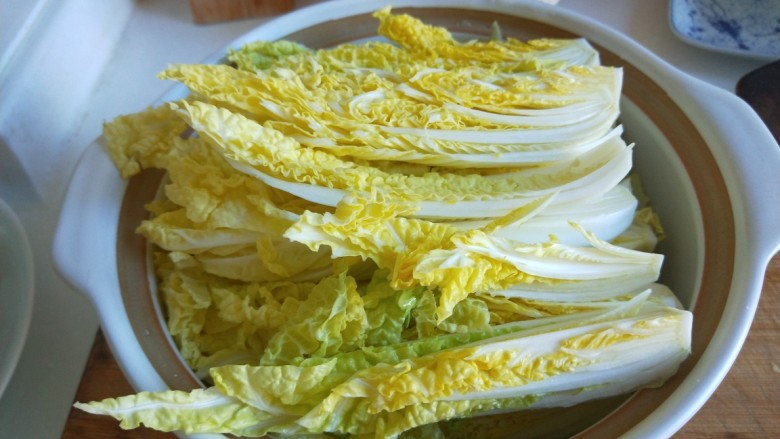 新文美食 砂锅豆腐娃娃菜,直接码放入砂锅中。