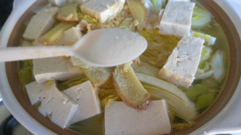 新文美食 砂锅豆腐娃娃菜,加入适量盐,<a style='color:red;display:inline-block;' href='/shicai/ 756'>鸡精</a>,胡椒搅拌均匀即可。