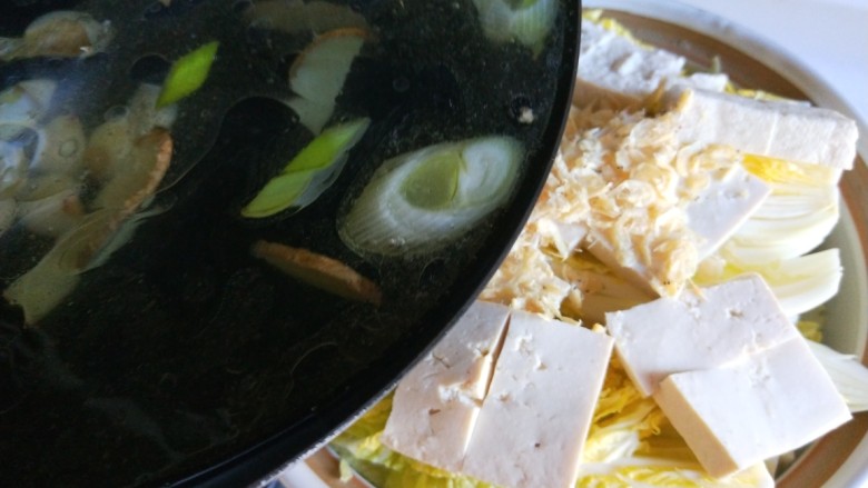 新文美食 砂锅豆腐娃娃菜,不用烧开直接倒入砂锅中。