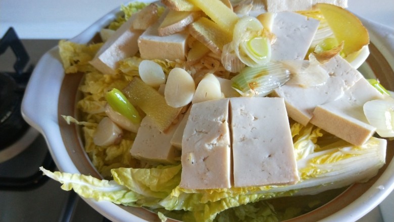 新文美食 砂锅豆腐娃娃菜,看着满满的一锅,煮熟就会少了。