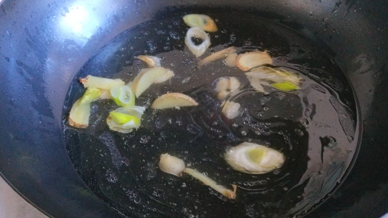 新文美食 砂锅豆腐娃娃菜,倒入适量水。