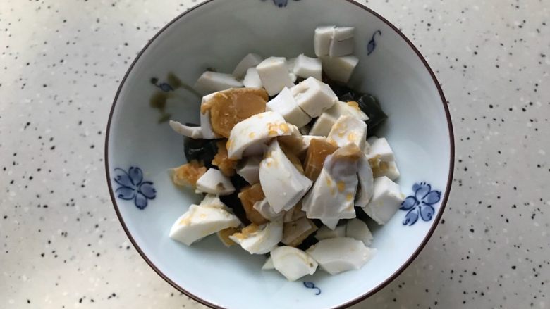 十味 金银蛋上汤苋菜,皮蛋和咸鸭蛋分别剥去外壳,切成小块