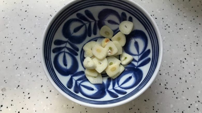 十味 金银蛋上汤苋菜,大蒜去皮洗净之后切成薄片
