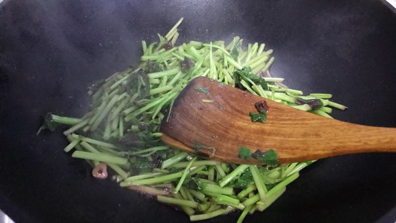 十味 金银蛋上汤苋菜,翻炒至苋菜变软