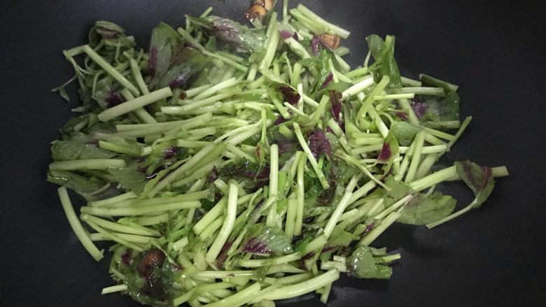 十味 金银蛋上汤苋菜,下苋菜,转中大火
