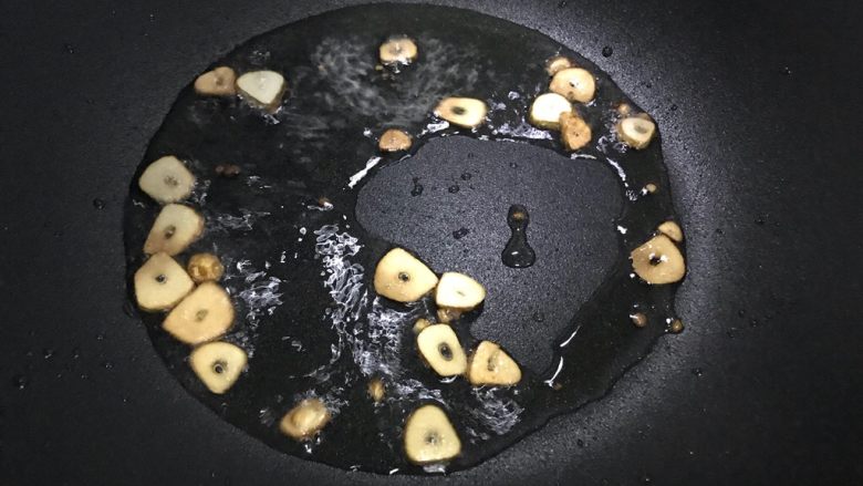 十味 金银蛋上汤苋菜,小火煸炒至大蒜微微变黄