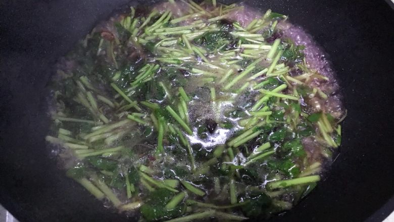 十味 金银蛋上汤苋菜,加入适量热开水