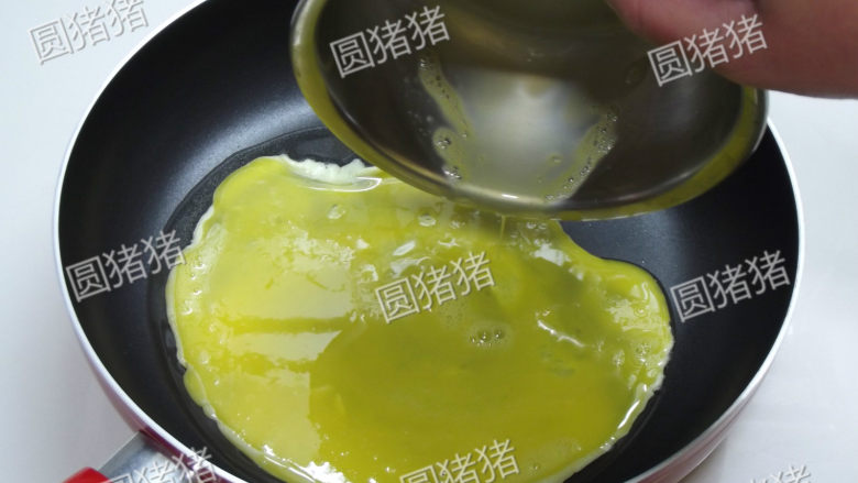 韭苔炒蛋丝,平底锅烧热,抹少许油,倒入蛋液摊成蛋饼。