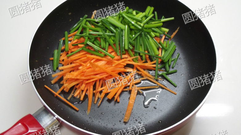 韭苔炒蛋丝,锅内热1小匙油,放入胡萝卜、韭苔盐、<a style='color:red;display:inline-block;' href='/shicai/ 788'>生抽</a>炒至软身。