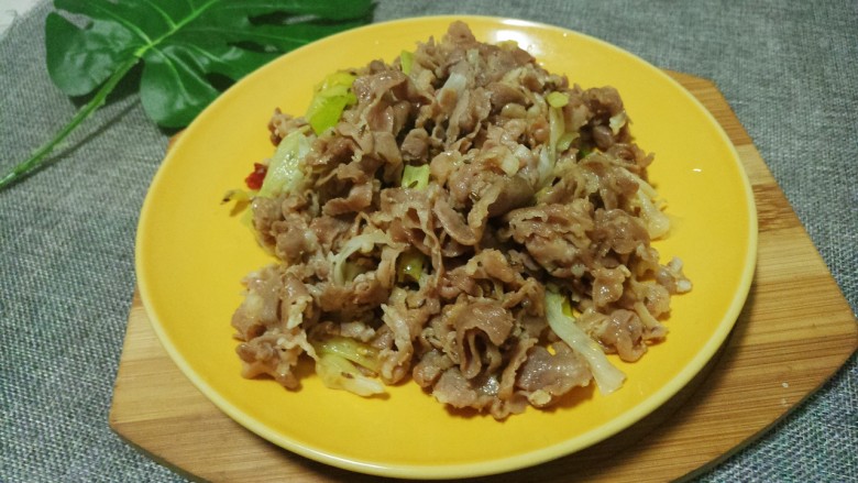 葱炒羊肉,装盘。