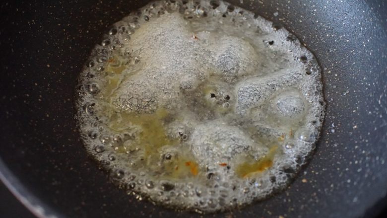 麦片芋头,加入适量清水开小火慢熬,其间不要翻动它