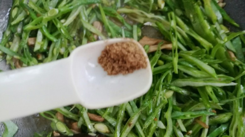 炒扁豆,倒入扁豆丝,加适量<a style='color:red;display:inline-block;' href='/shicai/ 829'>十三香</a>翻炒