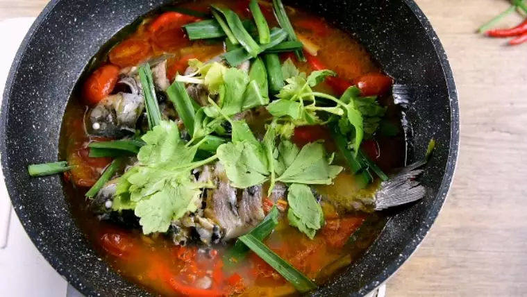鱼来鱼往,这个酸汤才够味儿! ——美食推荐“贵州酸汤鱼”,煮完后,淋入山胡椒油、蒜叶、芹菜叶即可