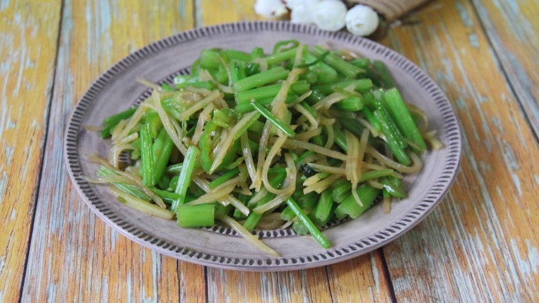 芹菜炒土豆丝,装盘。