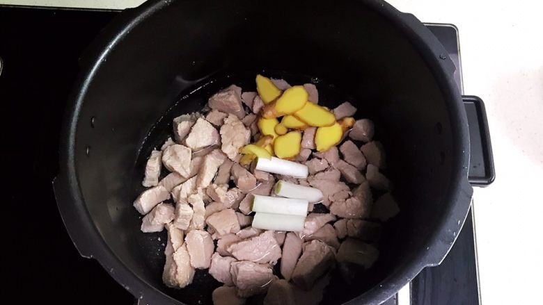 宝宝健康食谱 自制猪肉松,加入姜片