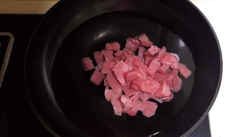 宝宝健康食谱 自制猪肉松,把切好的里脊肉焯水,水开后炒3分钟