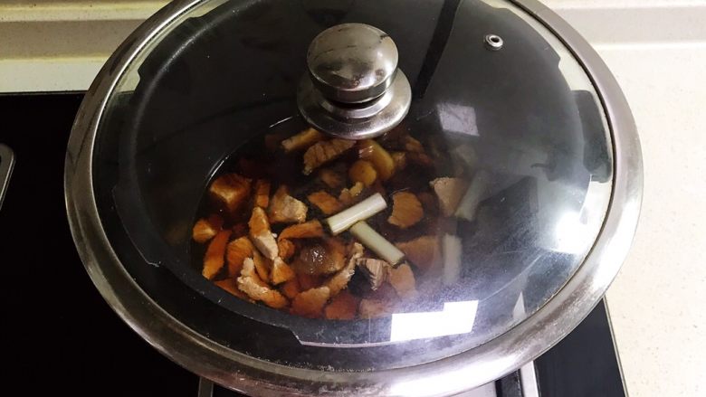 宝宝健康食谱 自制猪肉松,盖上锅盖,大火烧开后小火慢烧30分钟