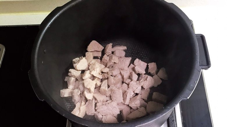 宝宝健康食谱 自制猪肉松,另起锅,把里脊肉放入锅中