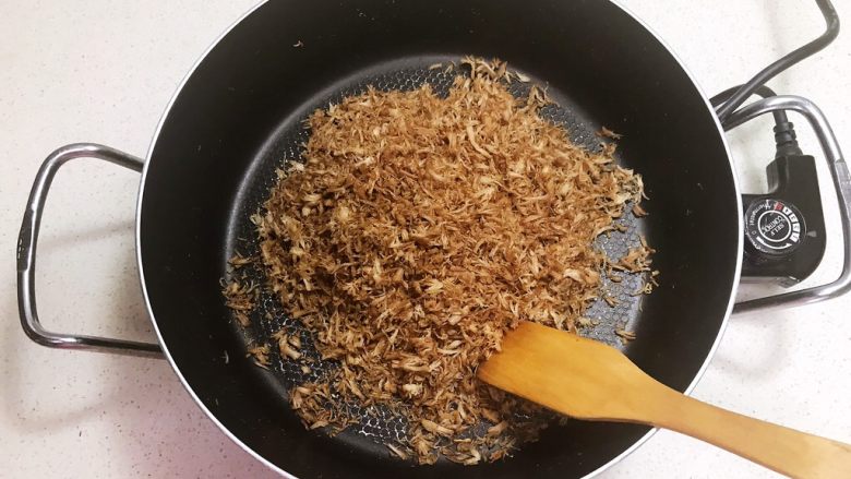 宝宝健康食谱 自制猪肉松,炒至30分钟左右肉丝里面还有少量水份即可