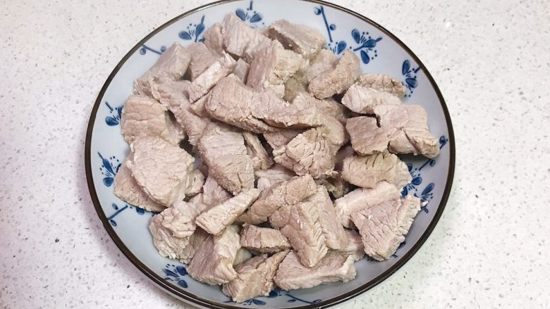 宝宝健康食谱  自制猪肉松,把焯好的里脊捞出来