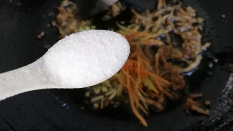 淋汁秋茄,放入胡椒粉,盐。