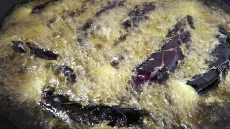 淋汁秋茄,烧热油,放入茄子火至变色,