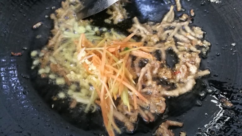 淋汁秋茄,在肉丝炒熟。放入姜,胡萝卜丝。翻炒几下。