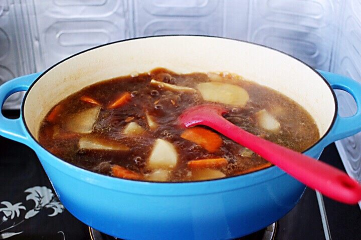 好吃营养不长肉的酱汤牛肉萝卜,加入白萝卜和胡萝卜块。