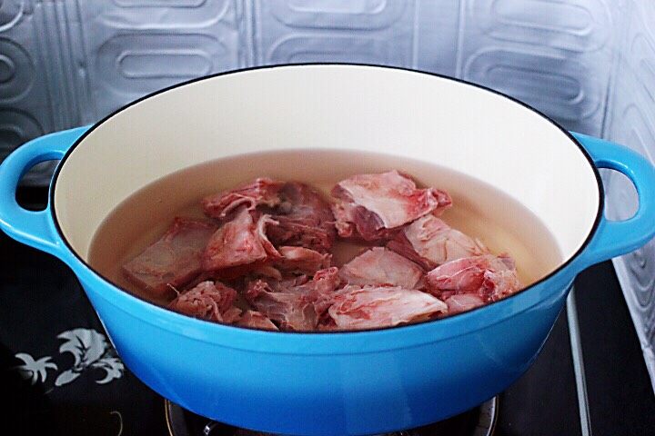好吃营养不长肉的酱汤牛肉萝卜,锅中倒入适量清水、放入切块的牛肉,倒入料酒去腥。