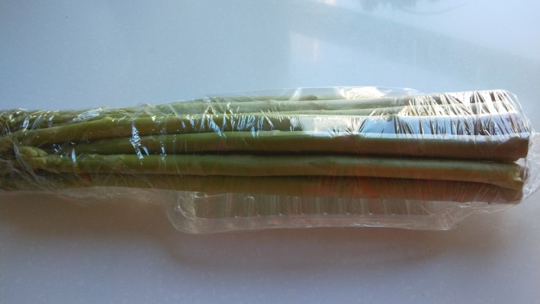 新文美食 五花肉炒芦笋,<a style='color:red;display:inline-block;' href='/shicai/ 122'>芦笋</a>一把打开包装膜。
