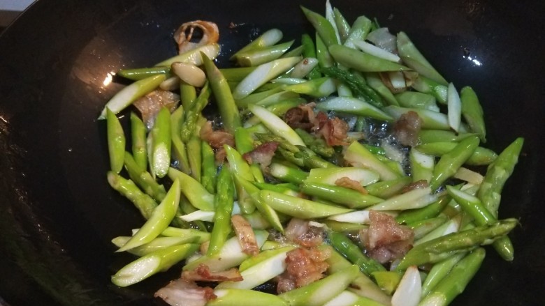 新文美食 五花肉炒芦笋,翻炒均匀。