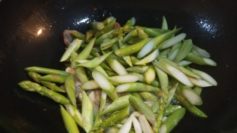 新文美食 五花肉炒芦笋,倒入芦笋。